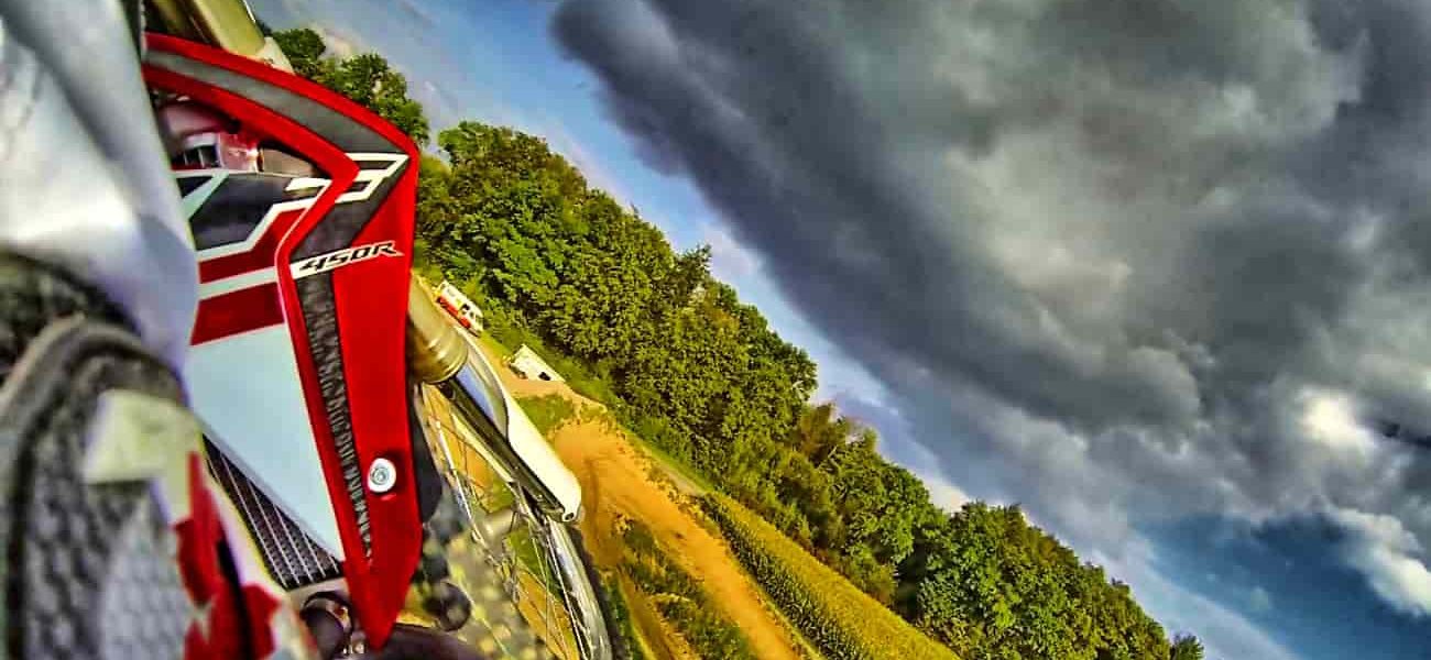 Chris Moeckli auf der Honda CRF450R über der Motocross Strecke Schlatt